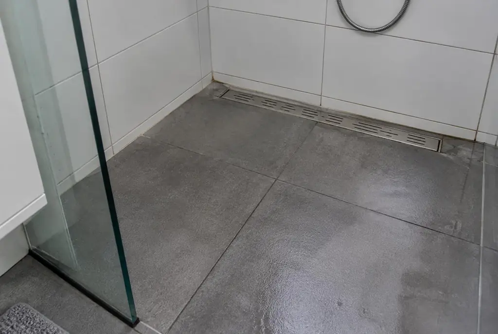 Lekdetectie Doorn – lekkende inloopdouche met natte voegen